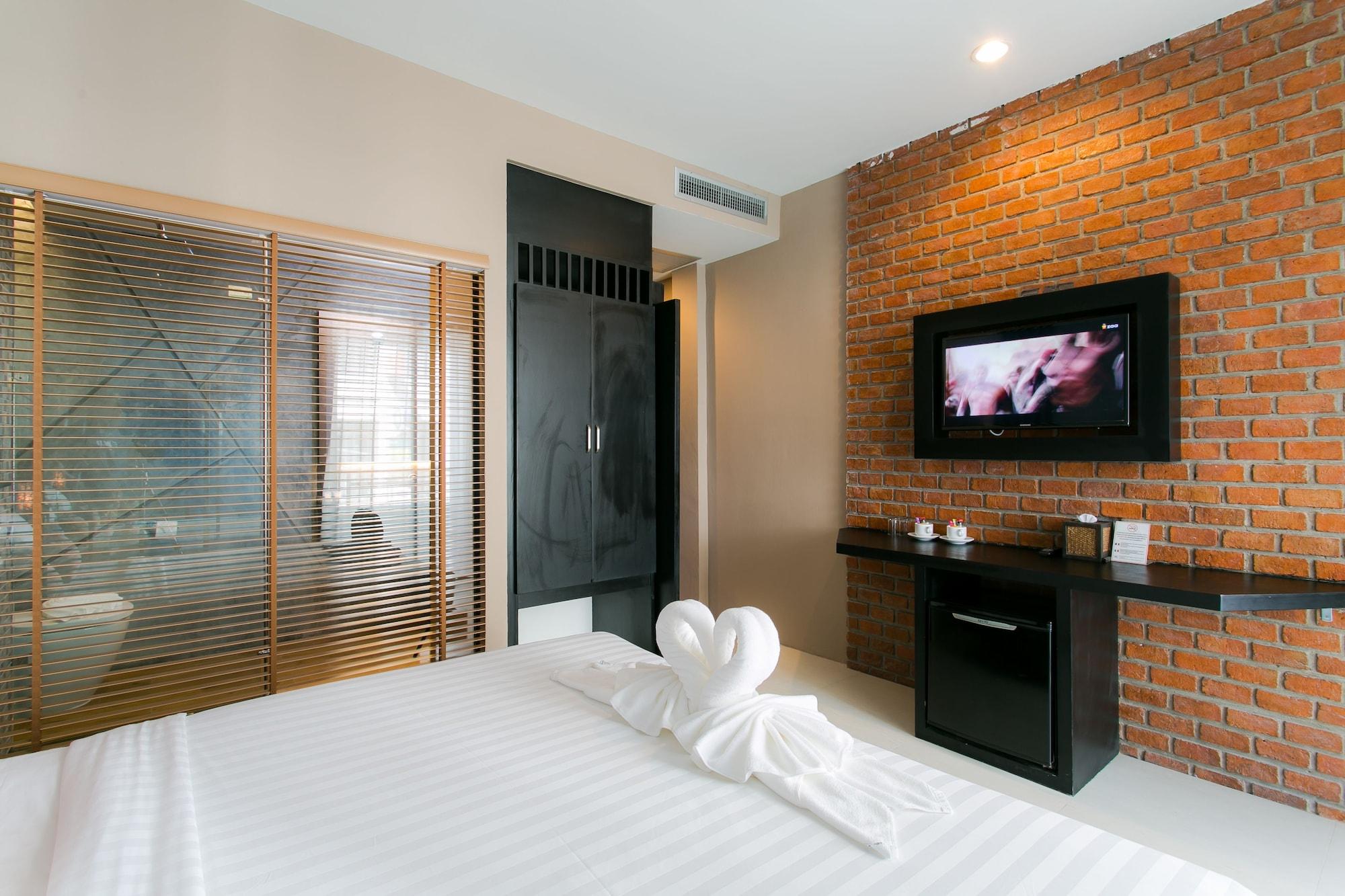 The House Patong Hotel Buitenkant foto