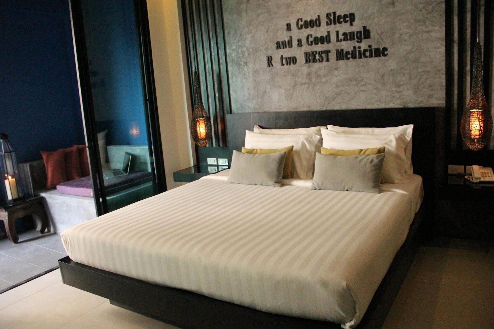 The House Patong Hotel Buitenkant foto