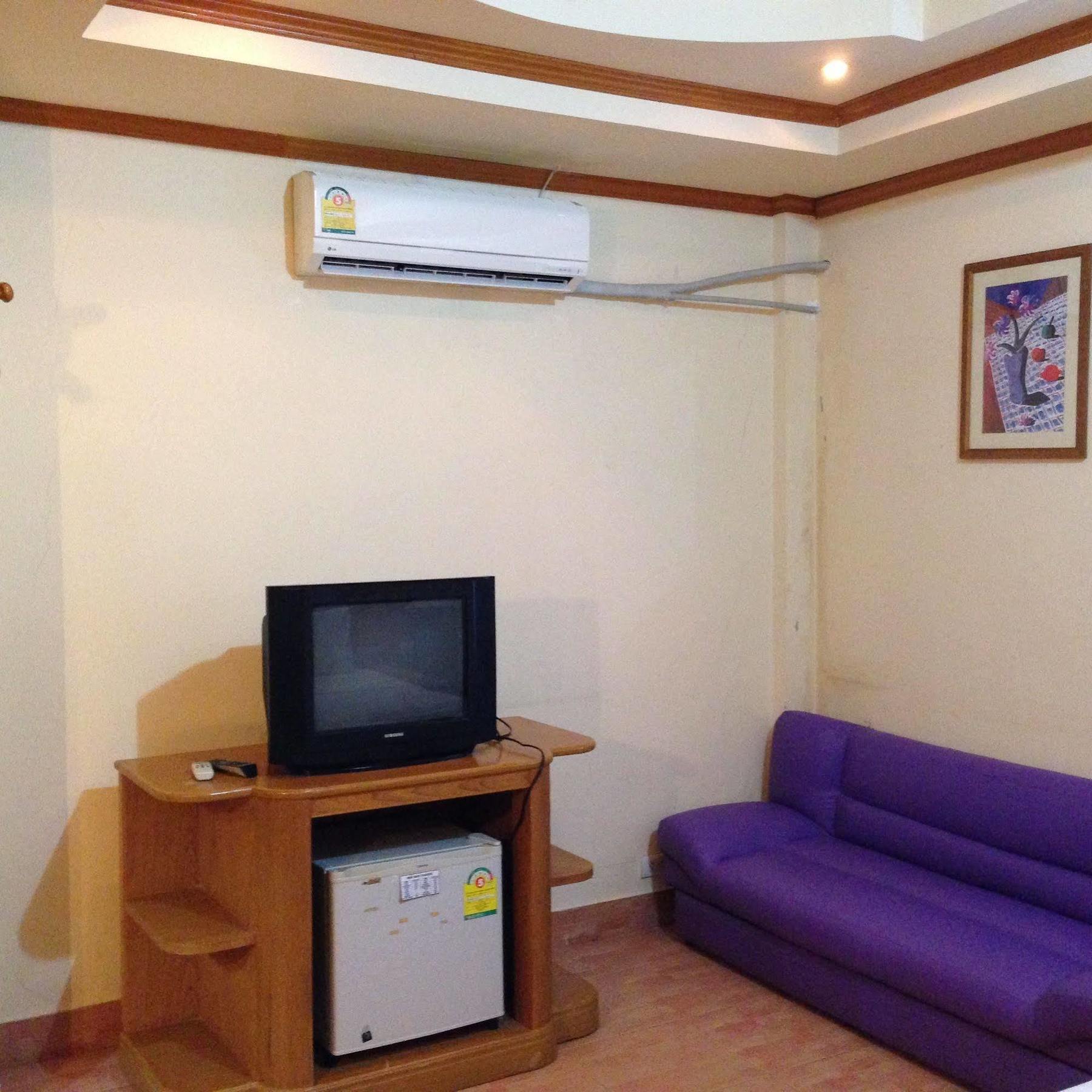 The House Patong Hotel Buitenkant foto