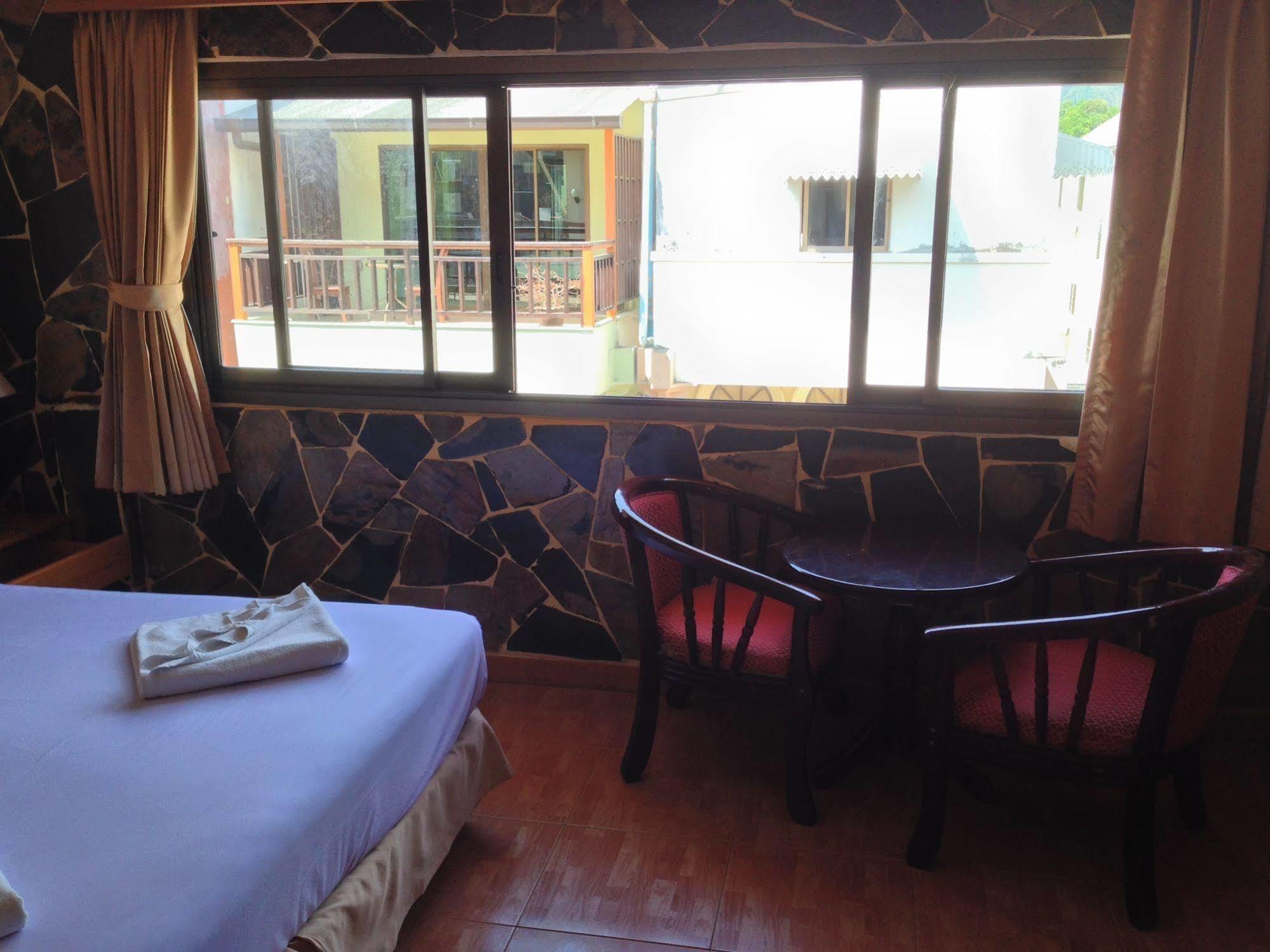 The House Patong Hotel Buitenkant foto