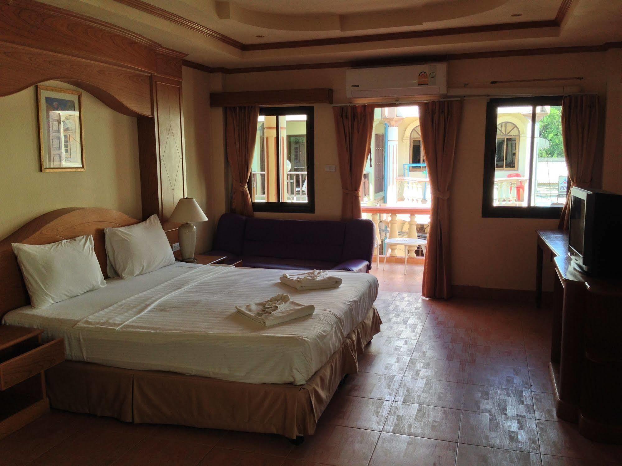 The House Patong Hotel Buitenkant foto