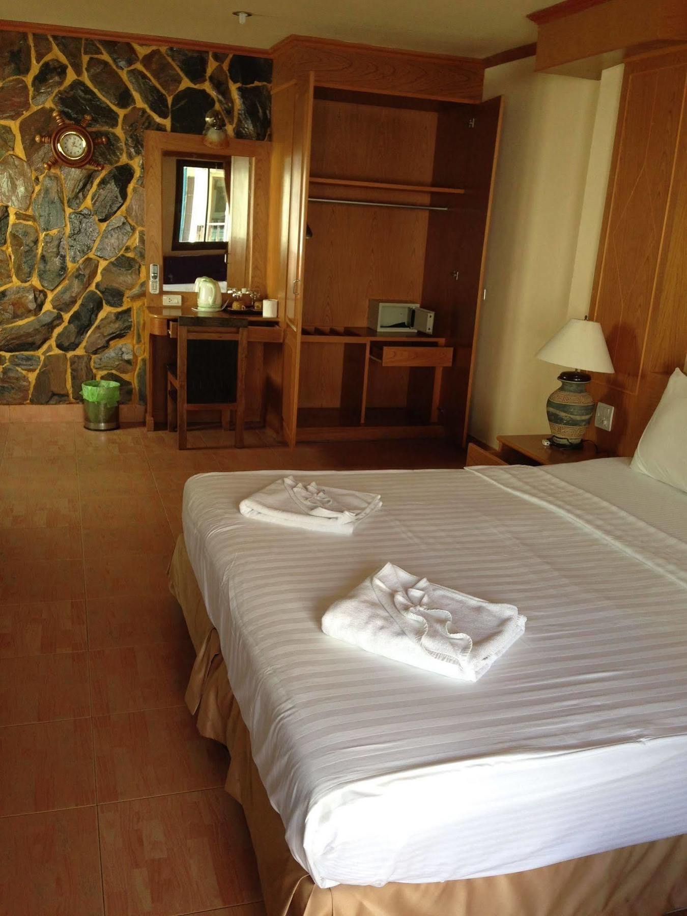 The House Patong Hotel Buitenkant foto