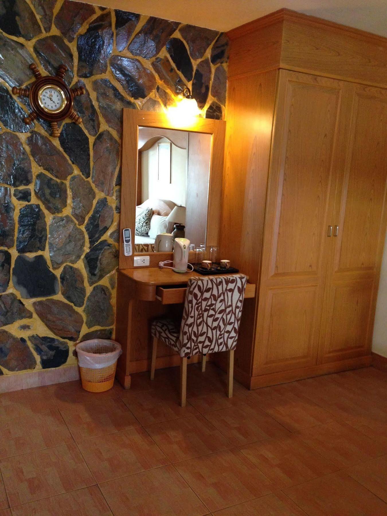 The House Patong Hotel Buitenkant foto
