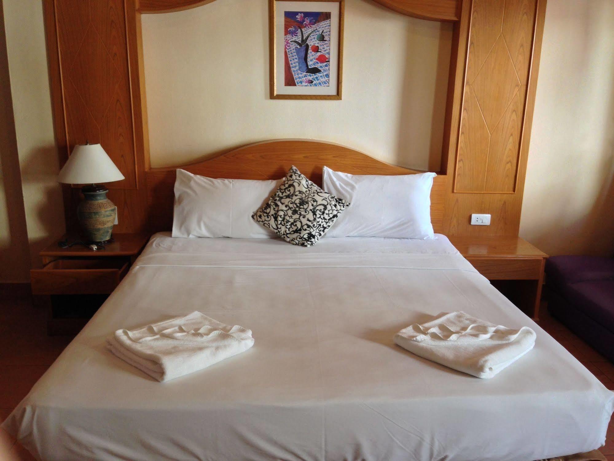 The House Patong Hotel Buitenkant foto