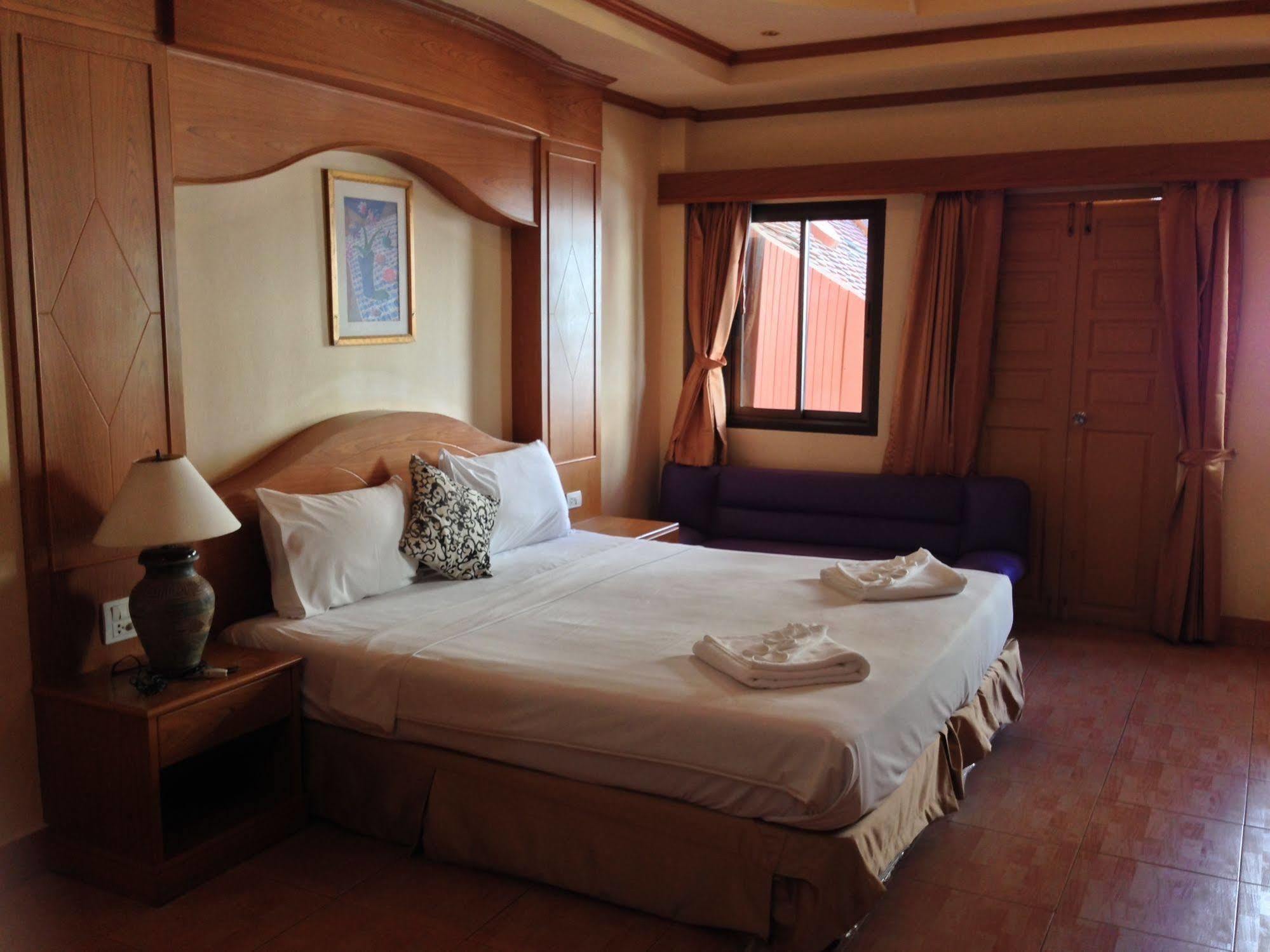 The House Patong Hotel Buitenkant foto