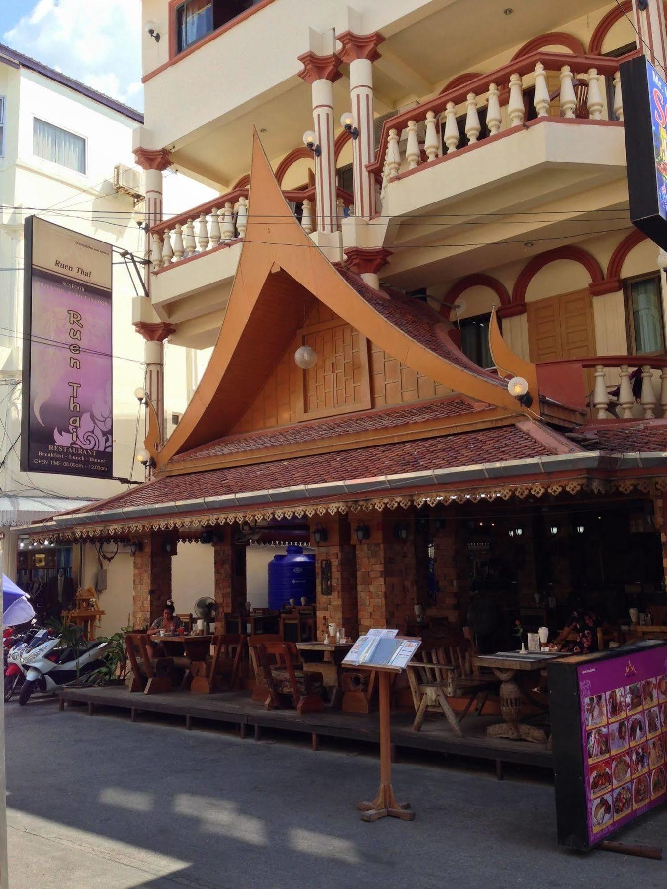 The House Patong Hotel Buitenkant foto