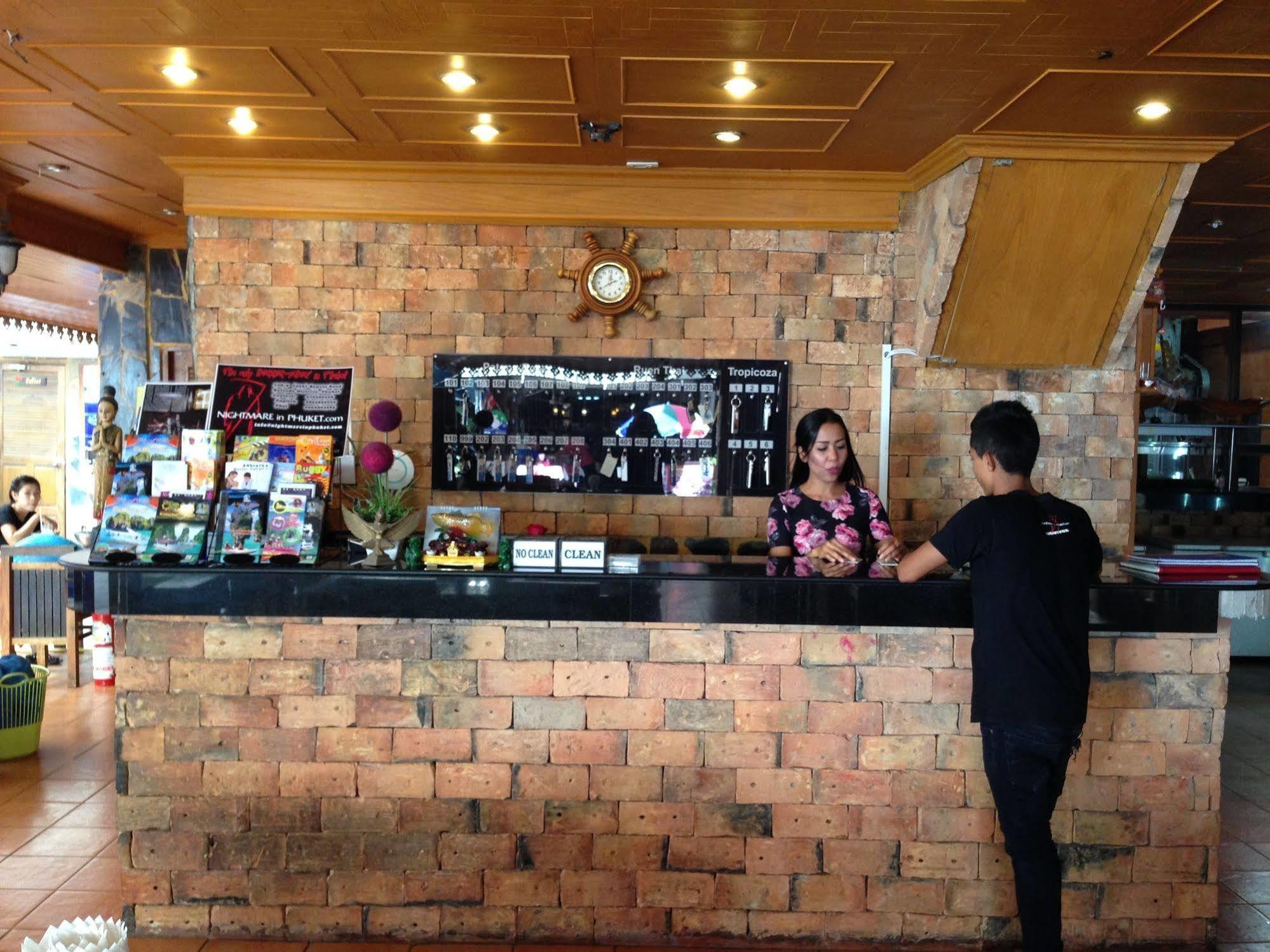 The House Patong Hotel Buitenkant foto