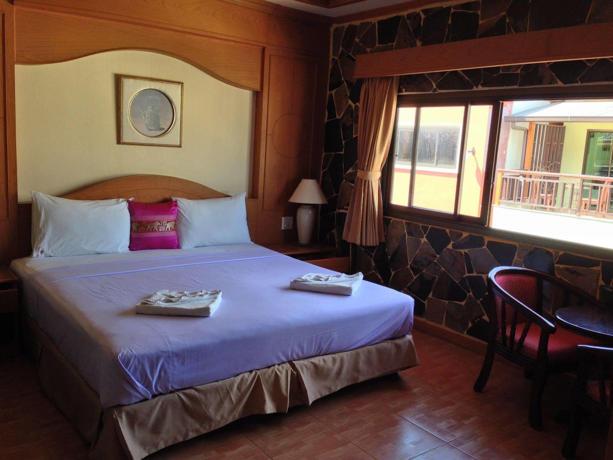 The House Patong Hotel Buitenkant foto
