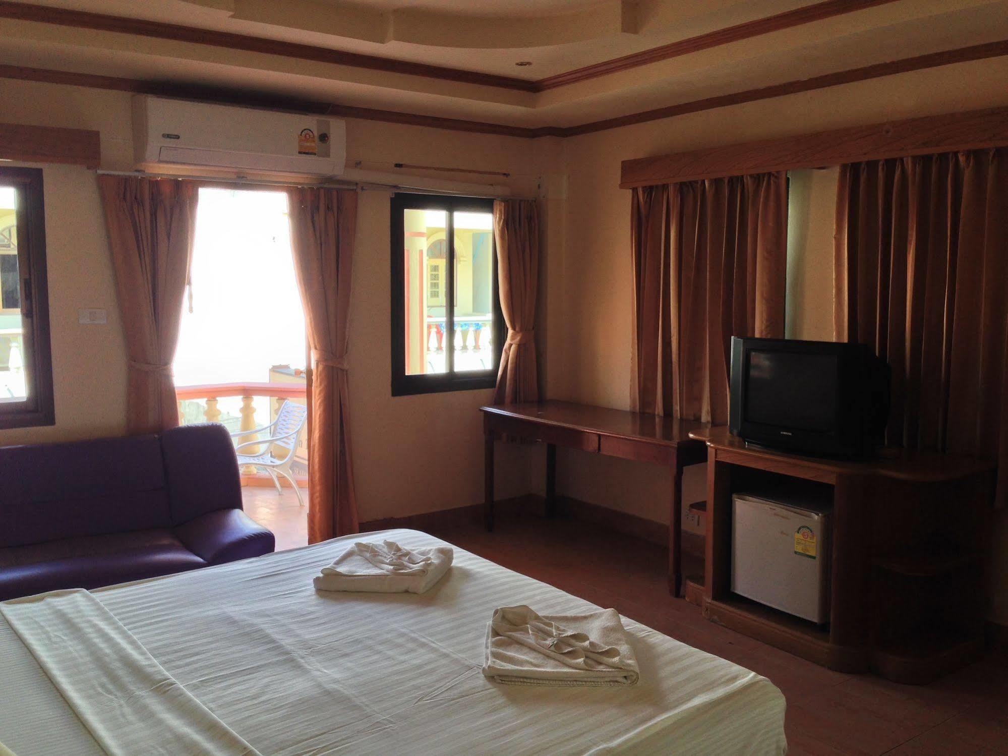The House Patong Hotel Buitenkant foto