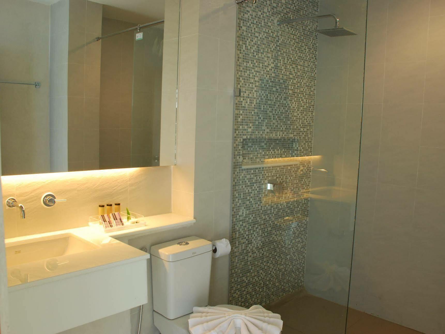 The House Patong Hotel Buitenkant foto