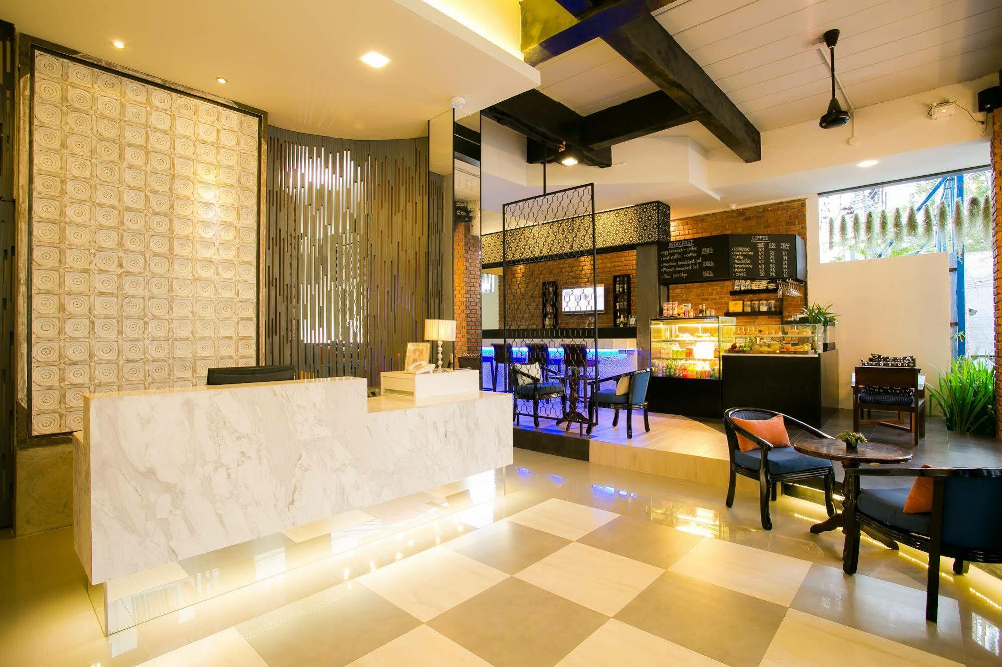 The House Patong Hotel Buitenkant foto