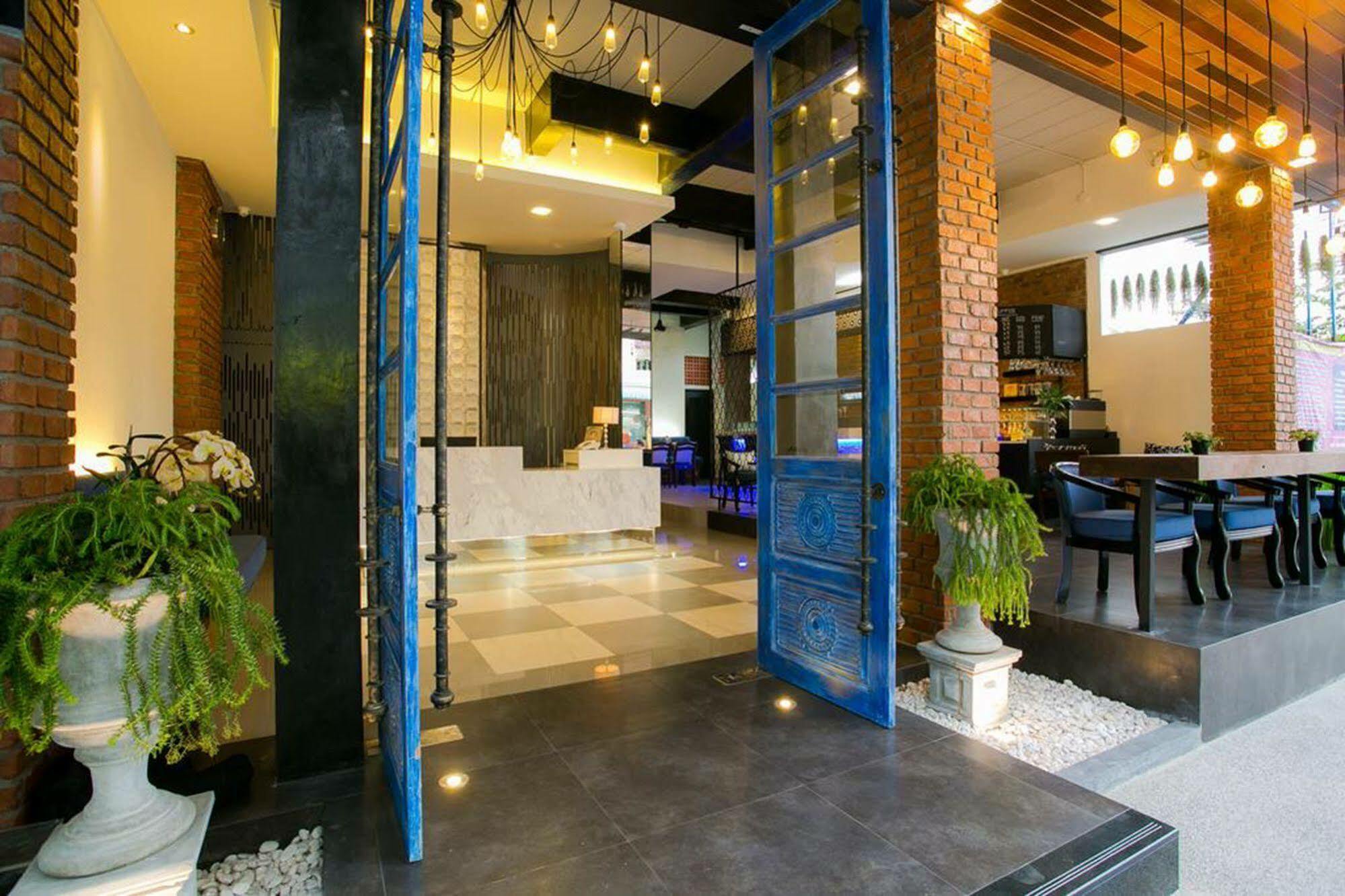 The House Patong Hotel Buitenkant foto