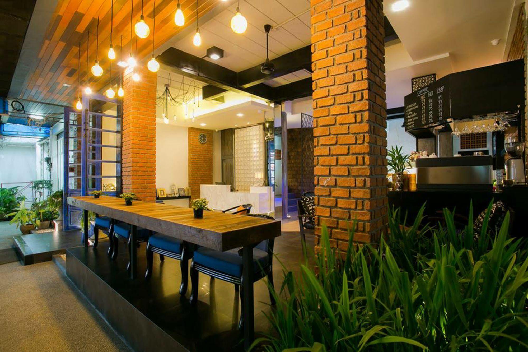 The House Patong Hotel Buitenkant foto